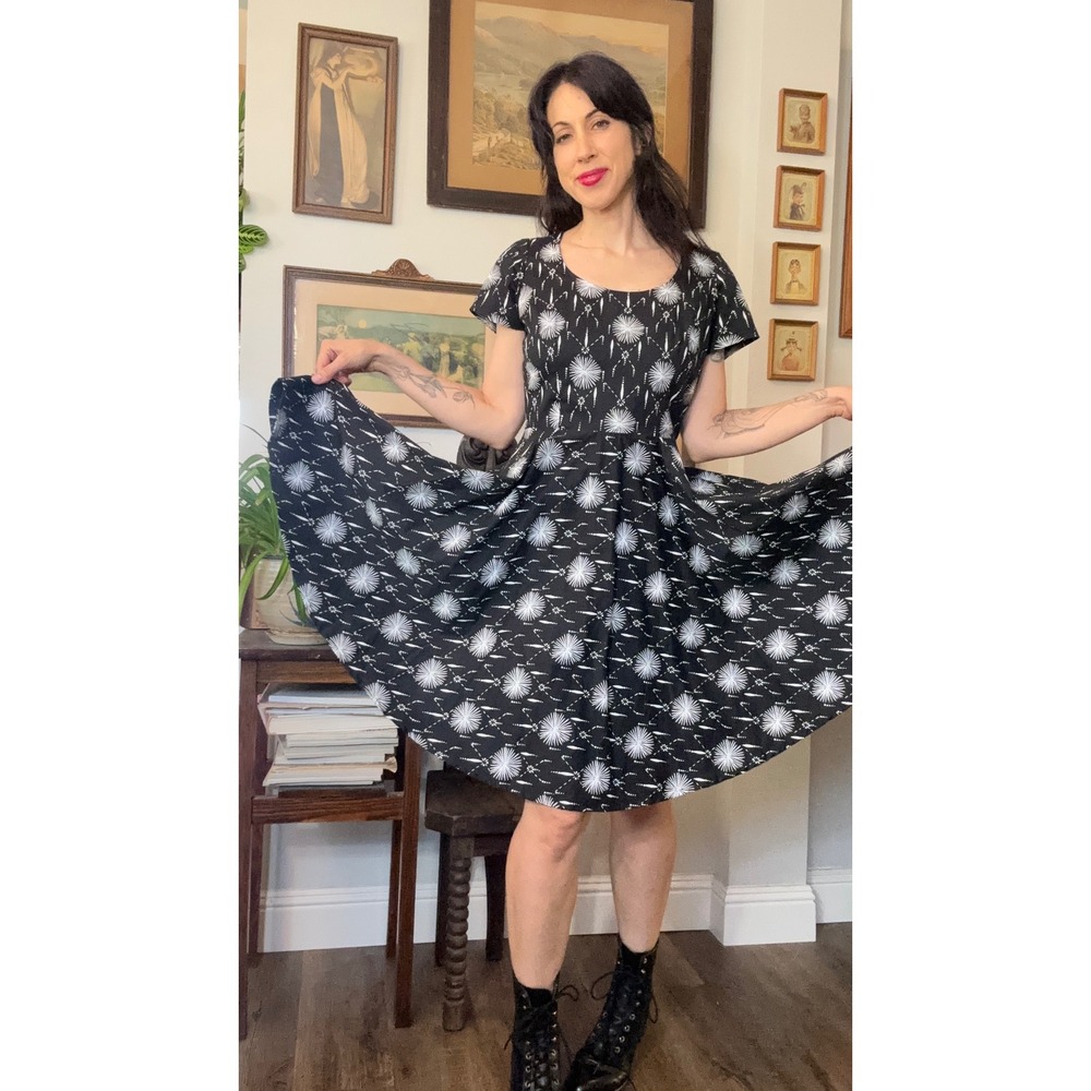 Nooworks Black White Starburst Print Fit and Flare V-Neck Dress Medium